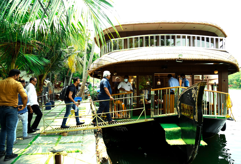 Arjuna Ranatunga and his team visiting our Houseboat in Alleppey