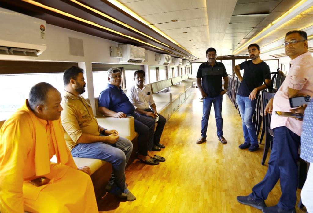 Arjuna Ranatunga and his team visiting our Houseboat in Alleppey