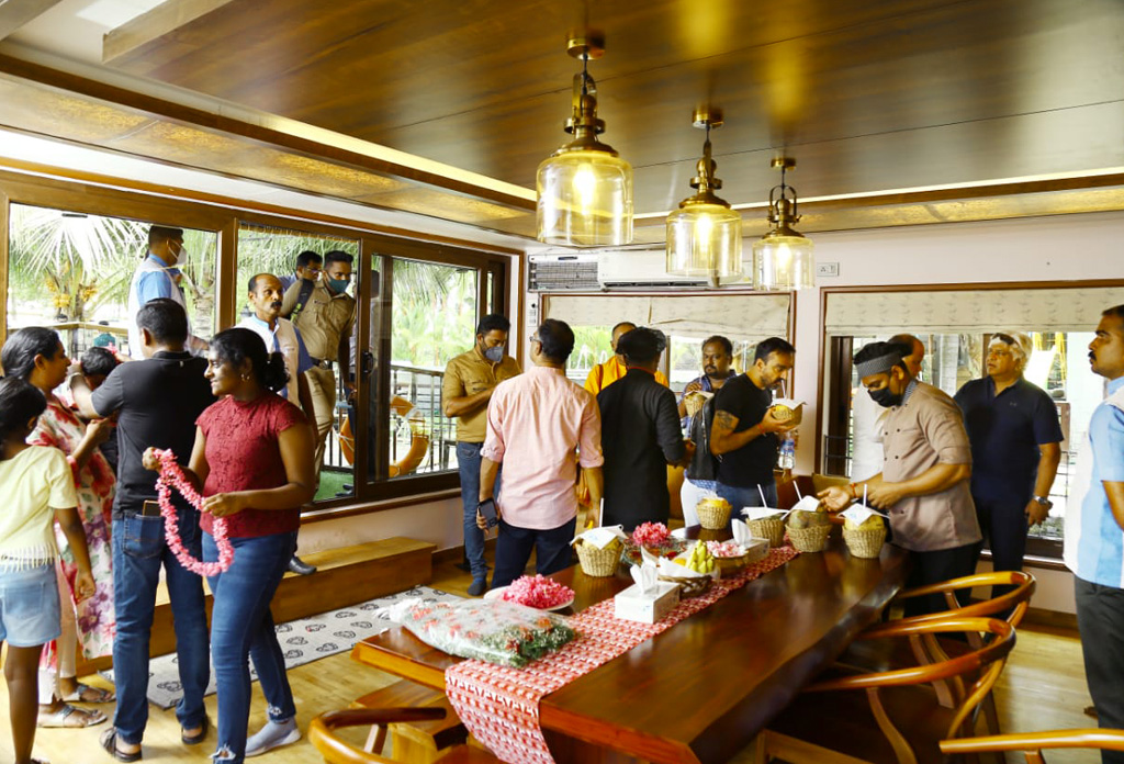 Arjuna Ranatunga and his team visiting our Houseboat in Alleppey