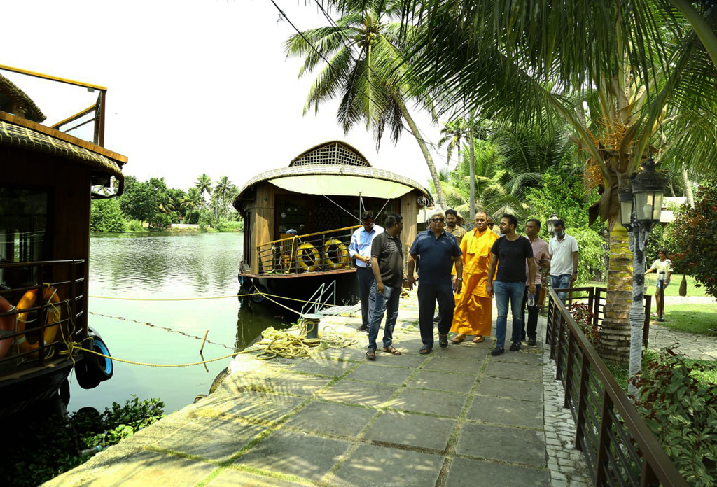 Arjuna ranatunga visiting gandeur houseboat in alleppey